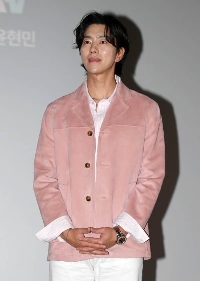 Yoon Hyun-min  Pink Heart...The epitome of boyfriend look