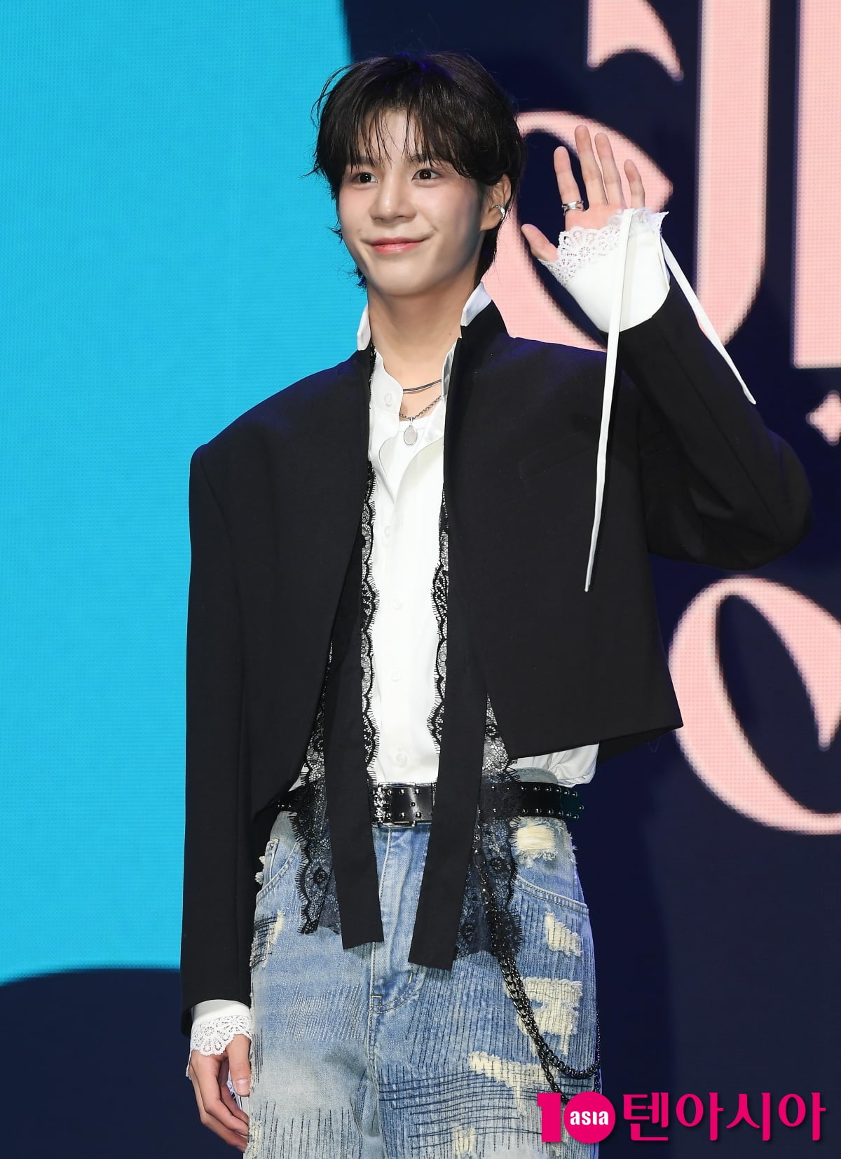 정동원, 더블타이틀곡 ‘흥!’과 ‘꽃등’으 돌아왔어요[TEN포토+]