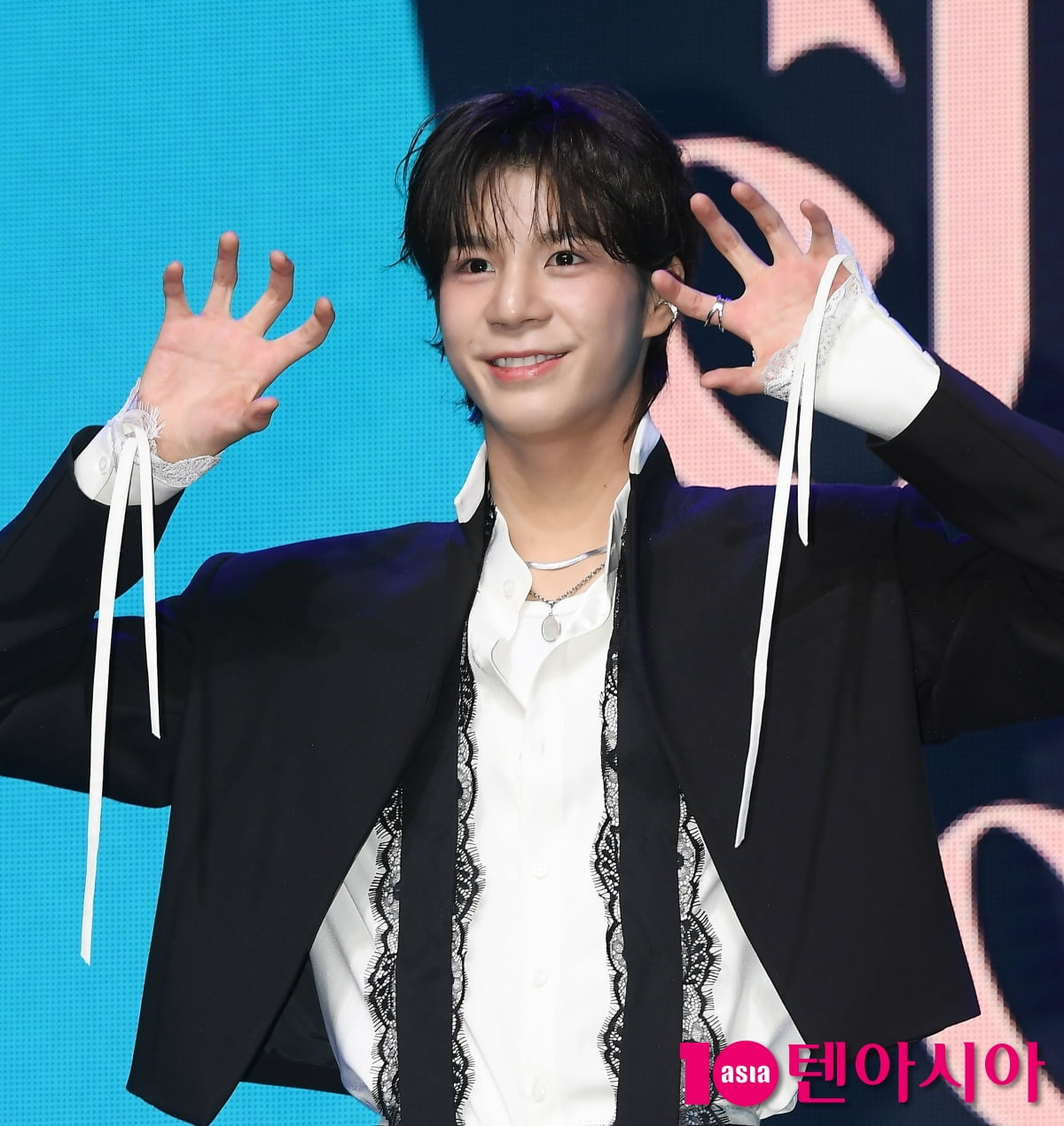 정동원, 더블타이틀곡 ‘흥!’과 ‘꽃등’으 돌아왔어요[TEN포토+]