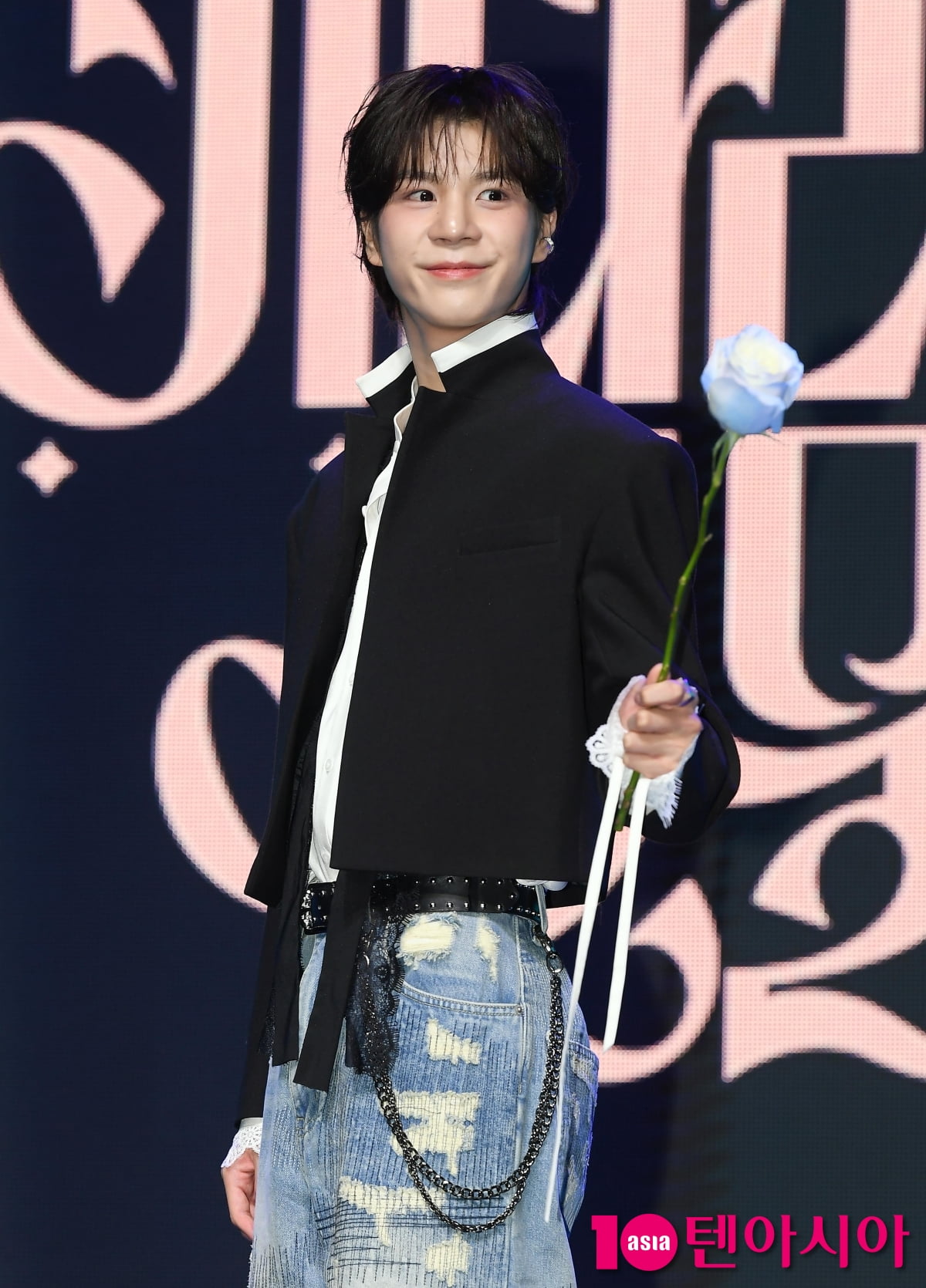 정동원, 더블타이틀곡 ‘흥!’과 ‘꽃등’으 돌아왔어요[TEN포토+]