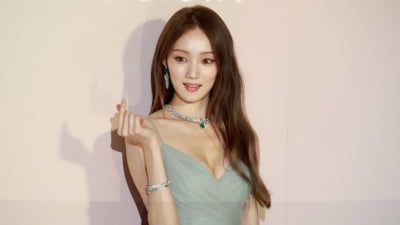 Lee Sung-kyung, completing an elegant pose with luxury jewelry