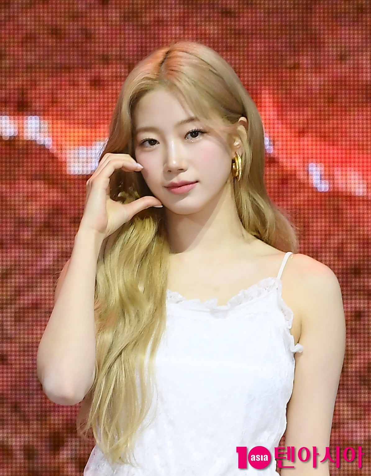르세라핌 카즈하, 빛나는 금발소녀[TEN포토+]