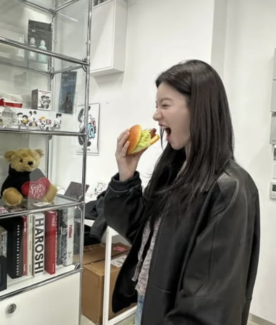 고윤정, 햄버거가 얼굴만 하네…여친 짤 대방출
