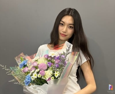 위키미키 해체 후 런던 유학 다녀오더니…김도연, 데뷔 9년 만에 연극 무대 성료 ('애나엑스')