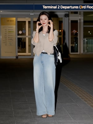 화보 촬영 떠나는 이주빈...자켓부터 키링까지 트레디한 공항패션 눈길