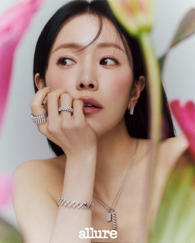'잔나비♥' 한지민, 10살 연하와 연애하더니 더 어려졌네…주얼리보다 블링블링한 미모 [화보]