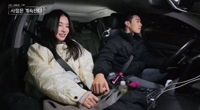 [종합] '턱식' 정신 못 차렸나…승무원 출신 국화에 기습 ♥스킨십 "애기야, 누나로 불리고 싶어?" ('나솔사계')