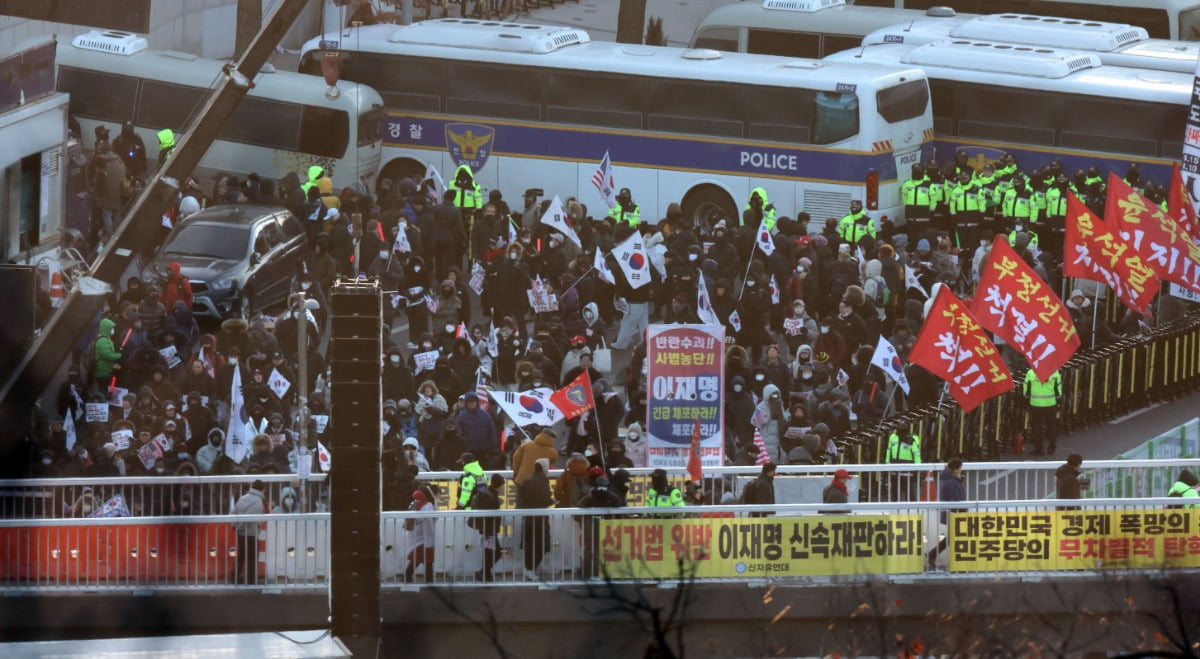 "관저 앞에 모이자"…尹 지지자들 '구속 취소' 소식에 이동