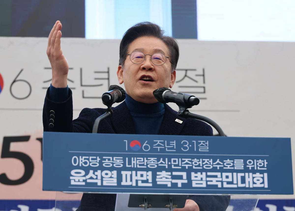 더불어민주당 우리 카지노 대표가 1일 서울 종로구 안국동 사거리에서 열린 '야 5당 공동 내란종식·민주헌정수호를 위한 윤석열 파면 촉구 범국민대회'에서 발언하고 있다. / 사진=연합뉴스