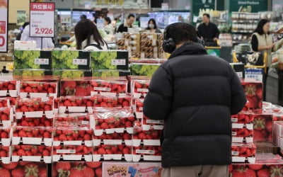 한은 "수요 압력 낮지만 환율 높아…물가 2% 근방 등락"