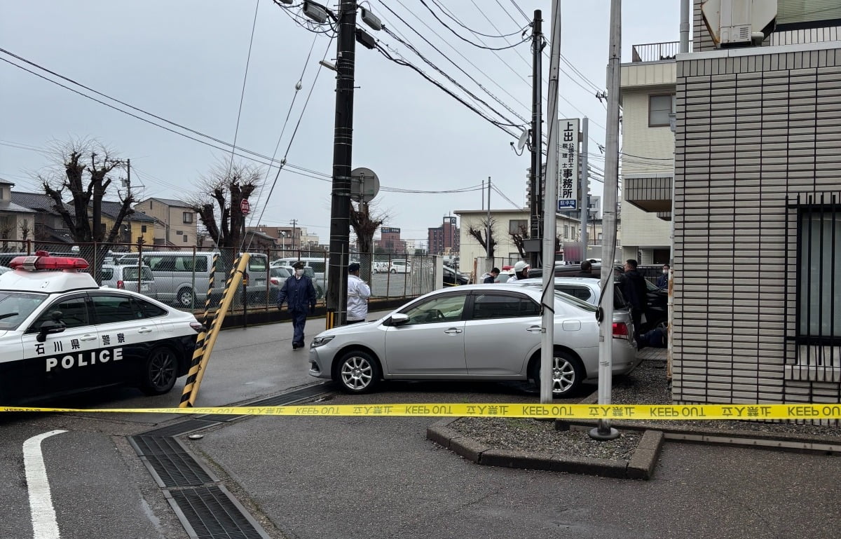 일본 혼슈 중부 이시카와현 가나자와시에서 경찰이 2일 우익 남성이 재일동포 카지노 로얄인 재일본대한민국민단(민단) 지방본부 벽을 들이받은 사건과 관련한 수사를 하고 있다. 사진=연합뉴스