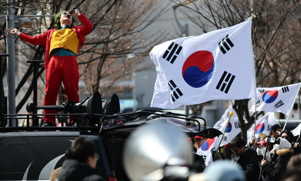 "얼굴이 내란, 살이나 빼"…양극화 부추기는 '혐오' 선 넘었다 [이슈+]