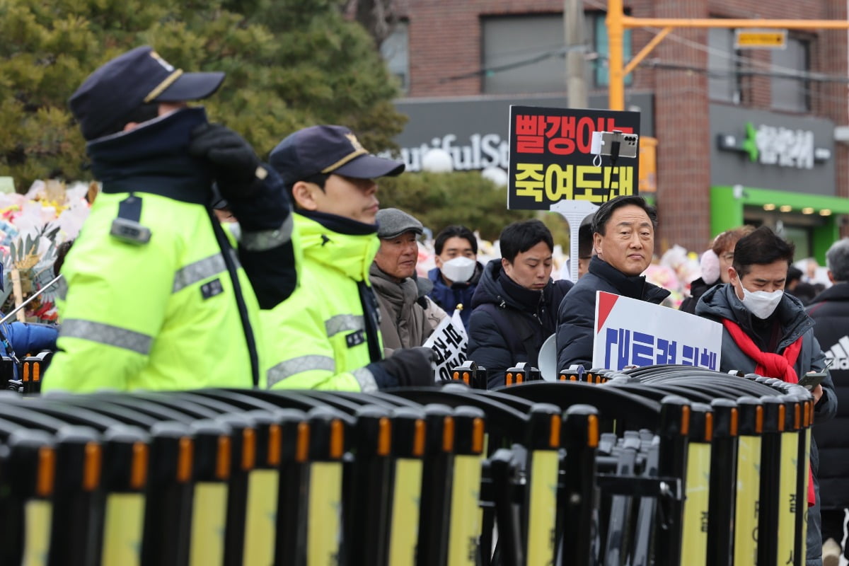 尹 구속취소에 지지자들 "만세"…"기각될 때까지 집회 계속"