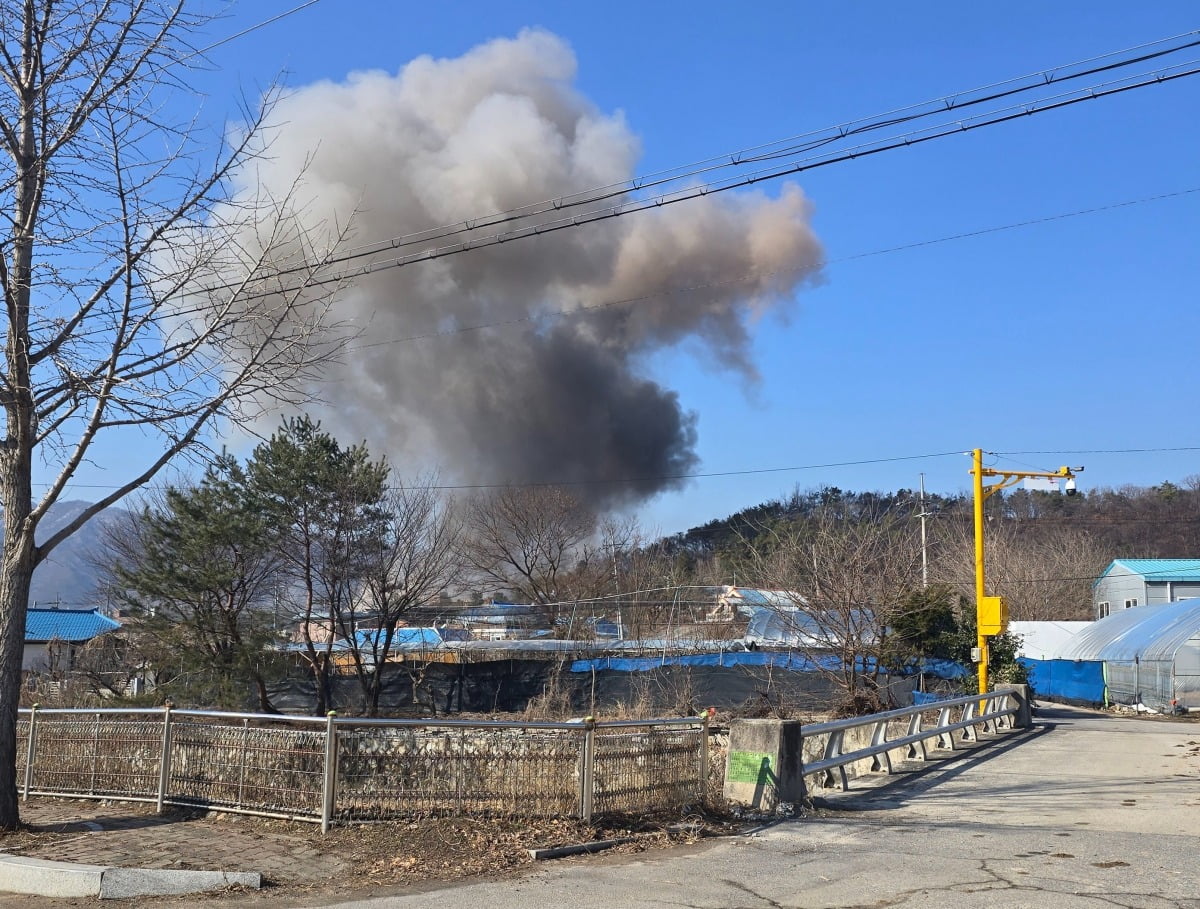 6일 경기도 탠 카지노시 이동면 노곡리에서 공군 전투기 민가 오폭 사고가 발생해 사고 현장에서 연기가 피어오르고 있다. /사진=연합뉴스