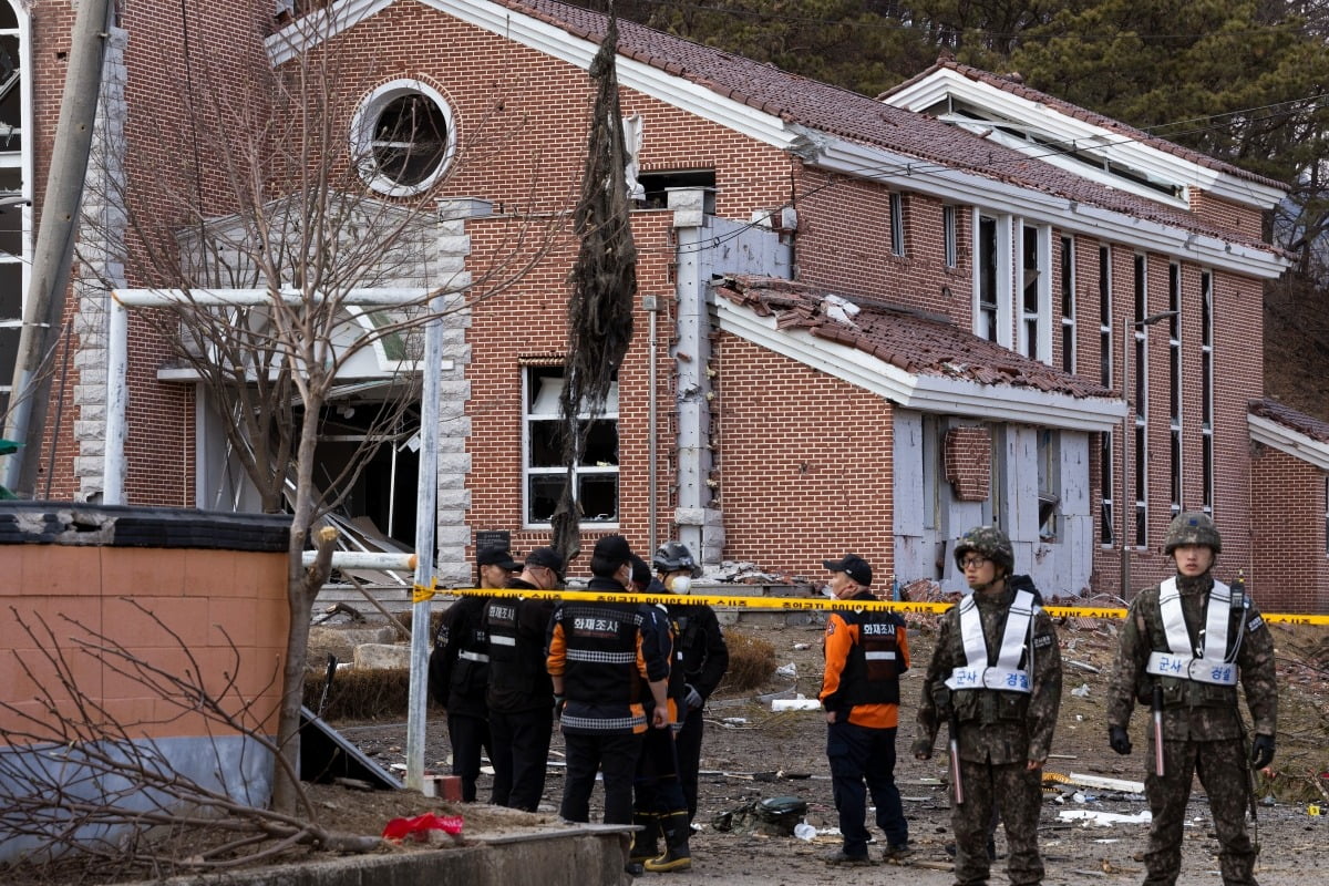 6일 경기도 토토사이트 로퍼 먹튀시 이동면 노곡리 공군 전투기 폭탄 오발 사고 현장이 통제돼 있다. /사진=연합뉴스