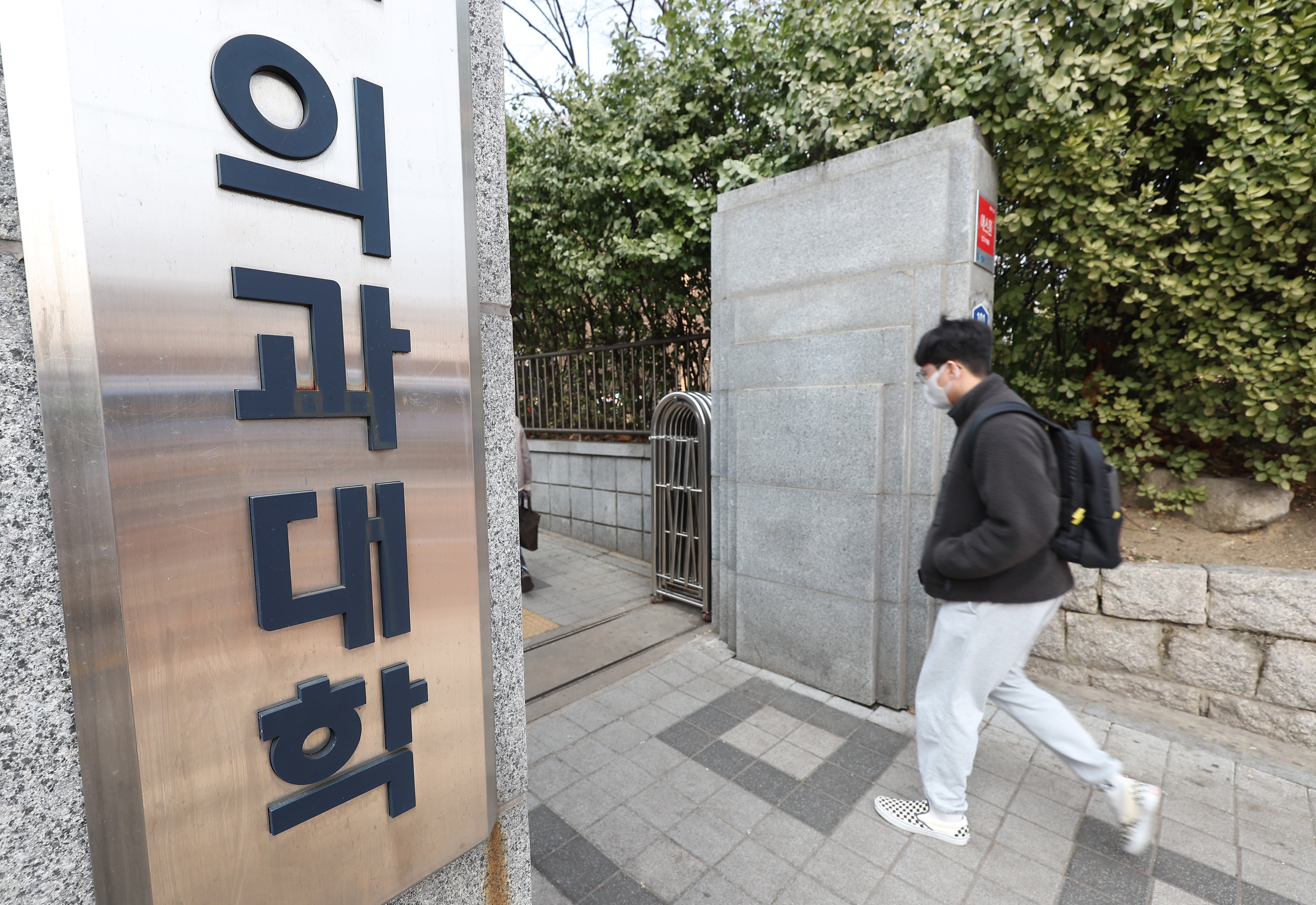 "휴학 찬성 응답률 낮으니 실명 재투표"…교육부, 일부 의대 학생회 수사의뢰