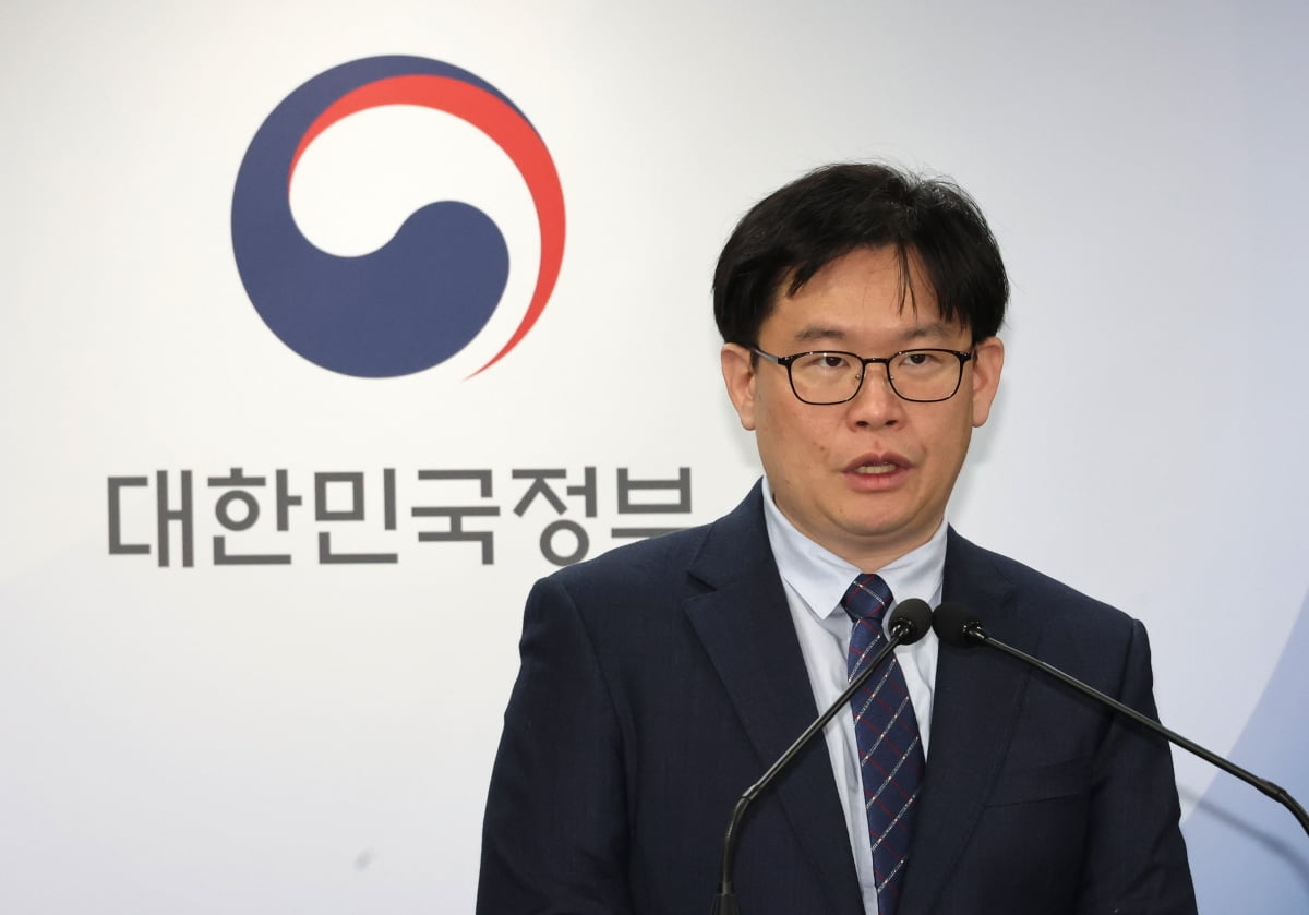 개인정보보호위원회 전승재 조사3팀장이 13일 서울 종로구 정부서울청사에서 열린 전체회의 결과 브리핑에서 카카오의 인공지능 비서 서비스인 '카나나'에 대한 사전적정성 검토 결과를 설명하고 있다. 사진=연합뉴스