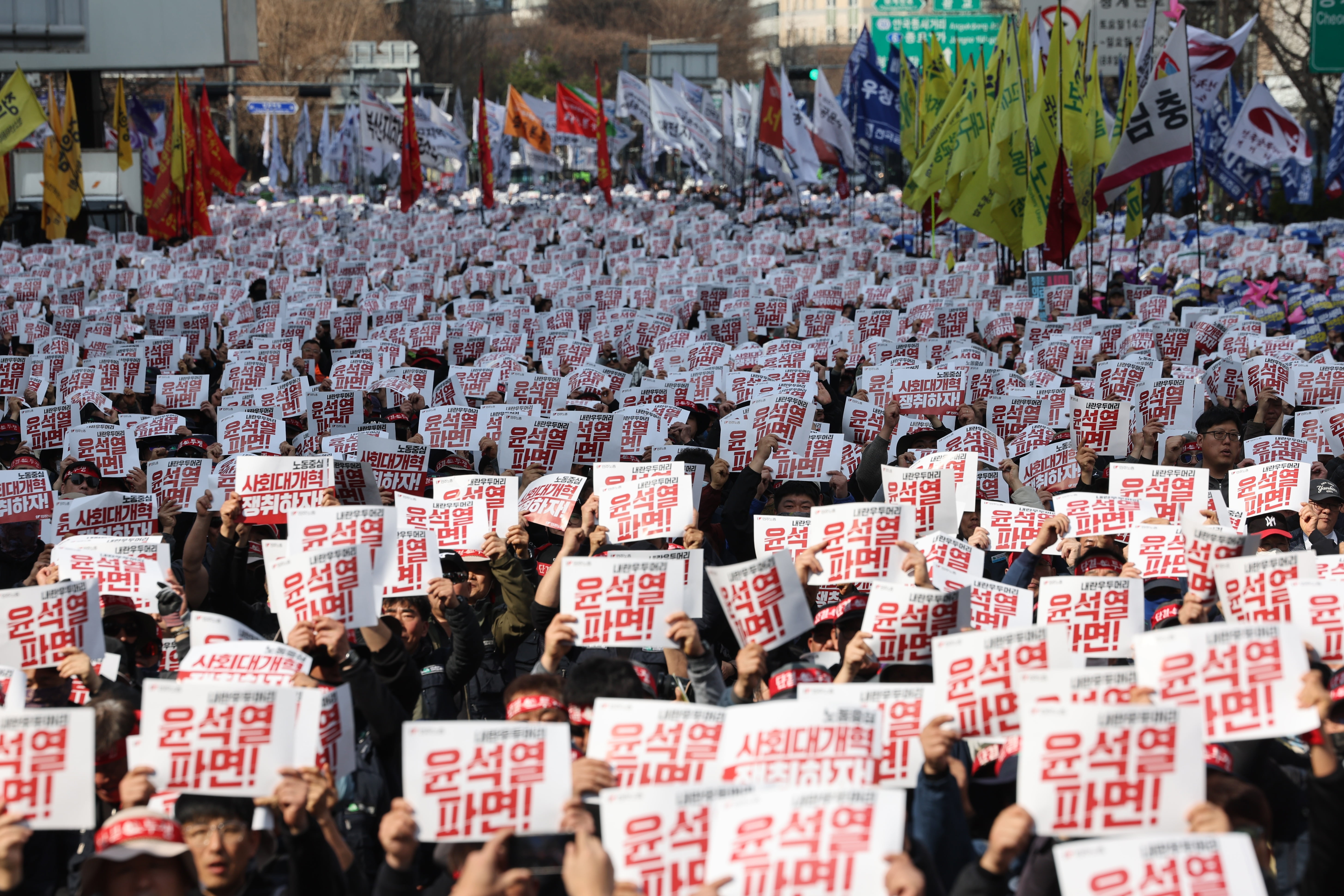 민노총 "탄핵 선고 일정 26일까지 안 정하면 27일 총파업"