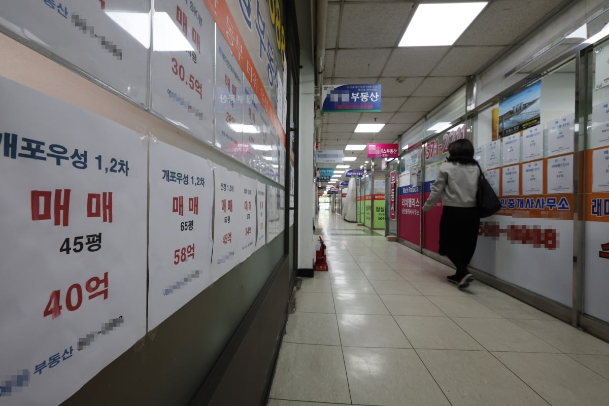 서울 강남구 아파트 단지 부동산에 매매 시세가 붙어 있다. 사진=연합뉴스