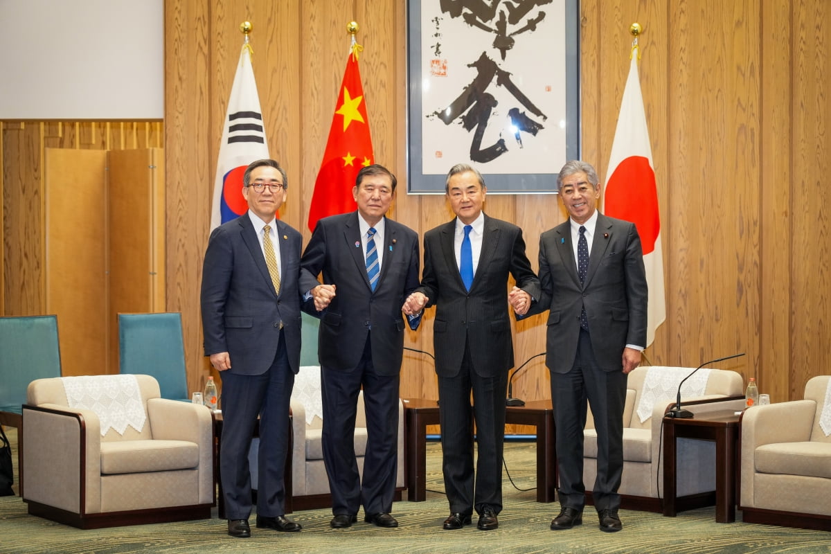 조태열 외교부 장관이 21일 일본 도쿄 총리실에서 이와야 다케시 일본 외무대신, 왕이 중국 외교부장과 함께 이시바 시게루 일본 총리를 합동 예방하고 있다./사진=연합뉴스