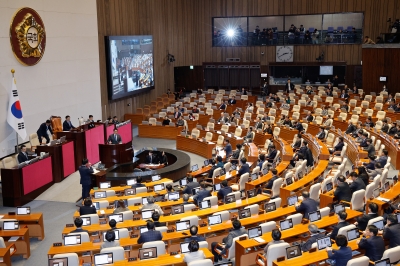 "정치 얘기 크게 하지 마" 카페서도 '조심'…어쩌다 이 지경