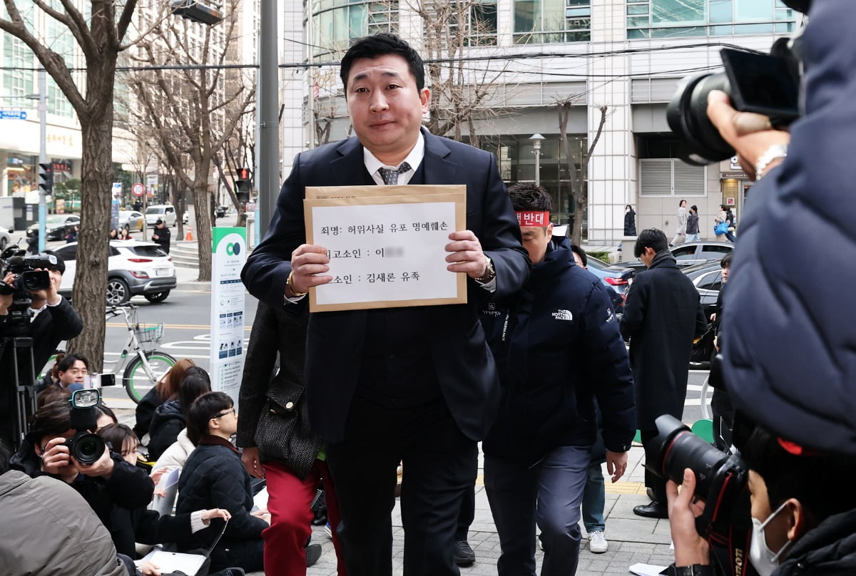 고(故) 김새론 유족 측 법률대리인 부지석 변호사가 17일 오후 서울 종로구 서울경찰청에서 유튜버 A씨에 대한 고소장을 제출하기 위해 민원실로 들어서고 있다. 유족 측은 이날 허위사실 유포 명예훼손 혐의로 유튜버 A 씨를 고소했다. /사진=뉴스1