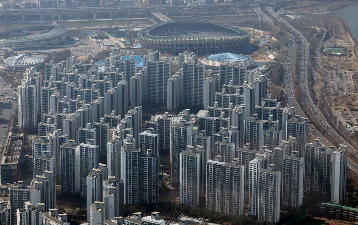 서울 송파구 롯데월드타워에서 바라본 강남 아파트 단지 모습. 사진=뉴스1