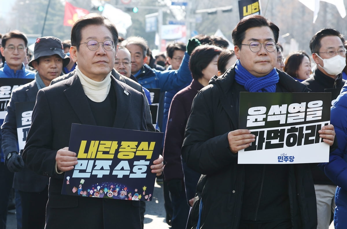 이재명 더불어민주당 대표가 19일 오후 서울 여의도 국회에서 방탄복을 입고 윤석열 대통령 파면을 촉구하며 광화문으로 행진하고 있다. 오른쪽은 박찬대 원내대표.  / 사진=뉴스1