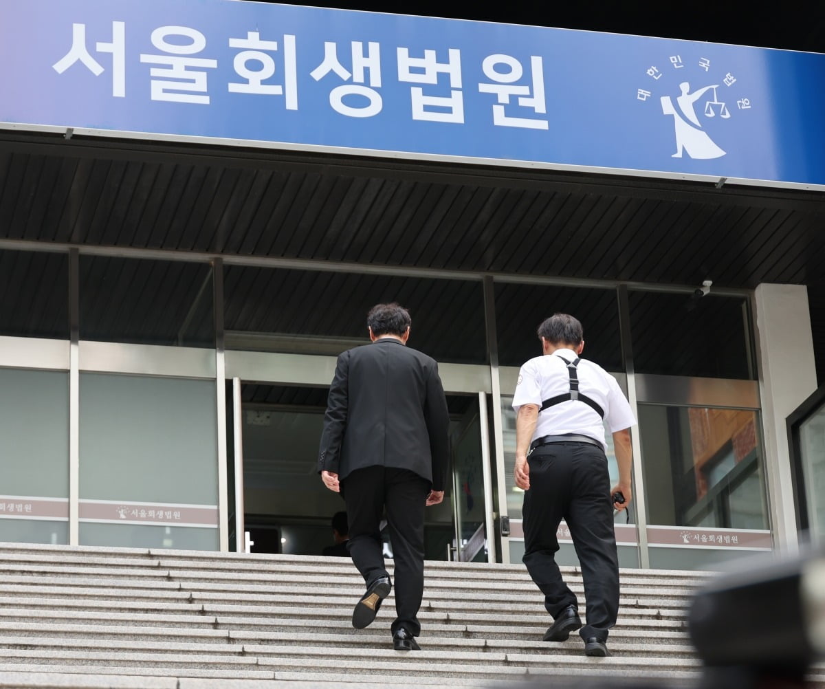 류광진 토토사이트 해외축구 중계 대표이사가 작년 8월 2일 서울 서초구 서울회생법원에 출석하며 취재진에게 입장을 밝히고 있다. 사진=연합뉴스