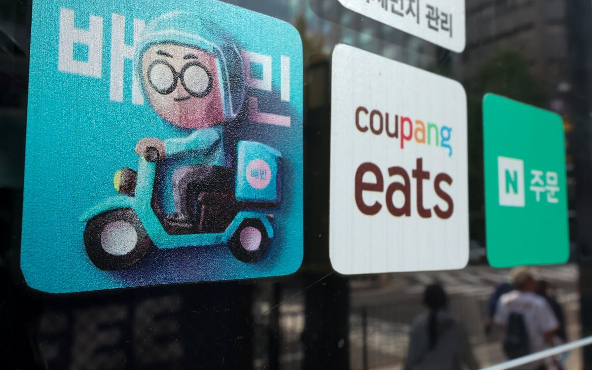 서울 시내 음식점에 배달앱 스티커가 붙어있다. 사진=뉴스1