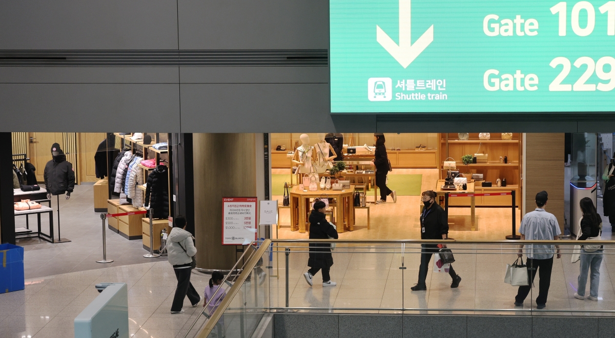 인천국제공항 제1터미널 면세구역에서 여행객들이 이동하고 있다. 사진=뉴스1