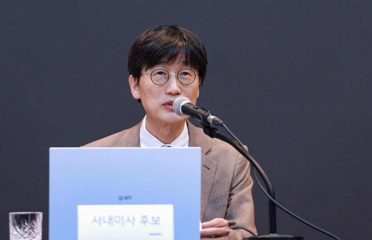 사내이사로 복귀한 이해진 네이버 창업자가 지난달 26일 경기도 성남 네이버 그린팩토리에서 열린 제26기 네이버 정기 주주총회에서 발언하고 있다. 사진=연합뉴스