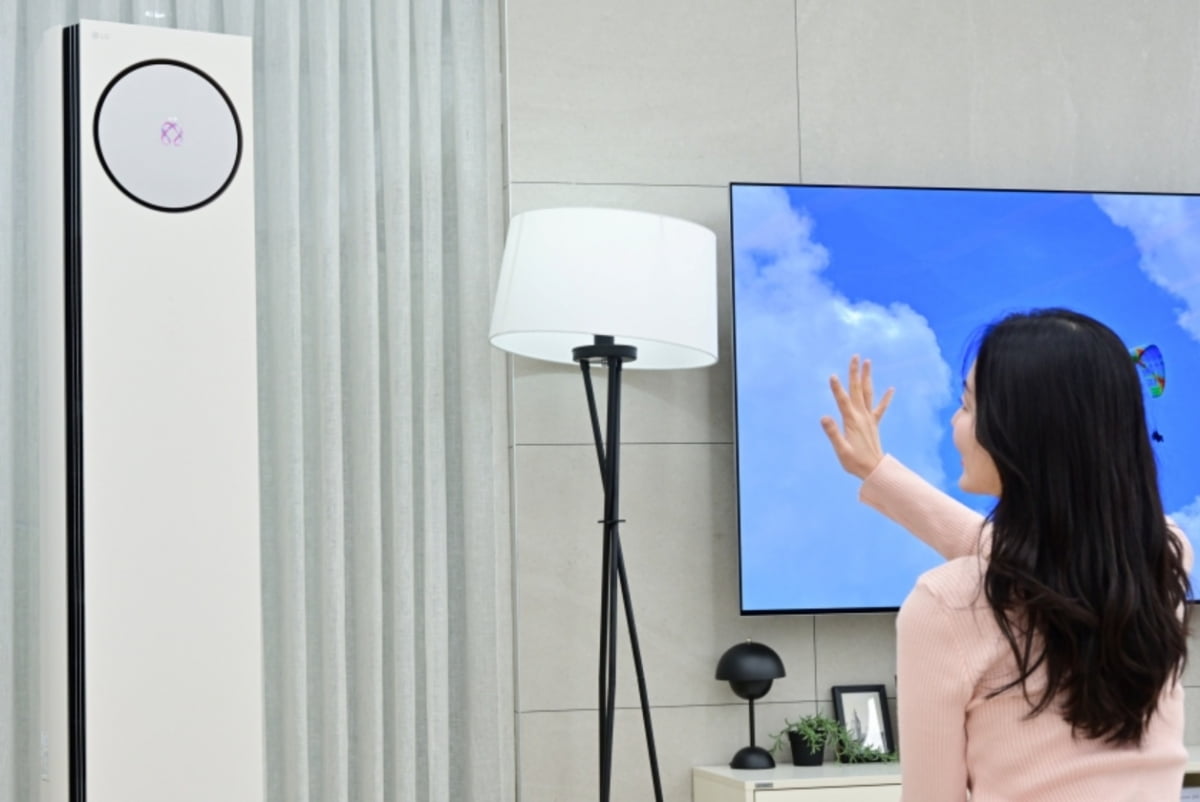 LG전자 모델이 사용자의 의도를 이해하고 반응하는 LG 휘센 오브제컬렉션 타워I 에어컨의 공감형 인공지능(AI) 기술인 ‘AI음성인식’ 기능을 체험하고 있다. 사진=LG전자 제공