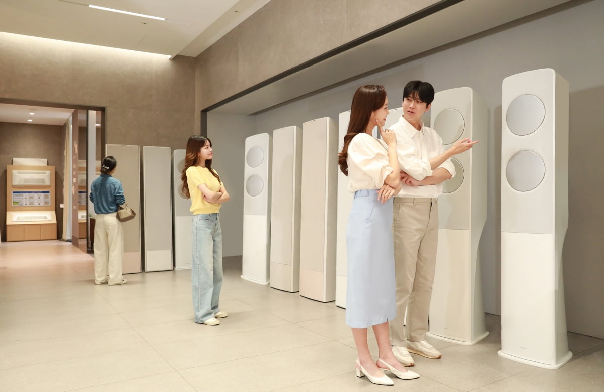 삼성전자 모델이 2025년형 가정용 AI 에어컨 라인업을 소개하고 있다. 사진=삼성전자 제공