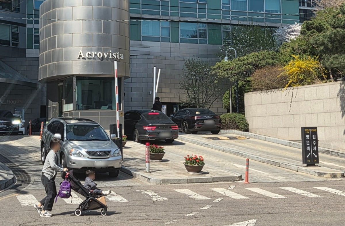 서울 서초동 아크로비스타 후문/ 사진=정희원 기자