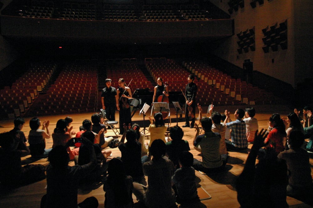 충남 보령문화예술회관(2012). 관객들이 무대 위에 앉아서 비트코인 스포츠토토을 관람하고 있다 / 사진. © 더하우스콘서트