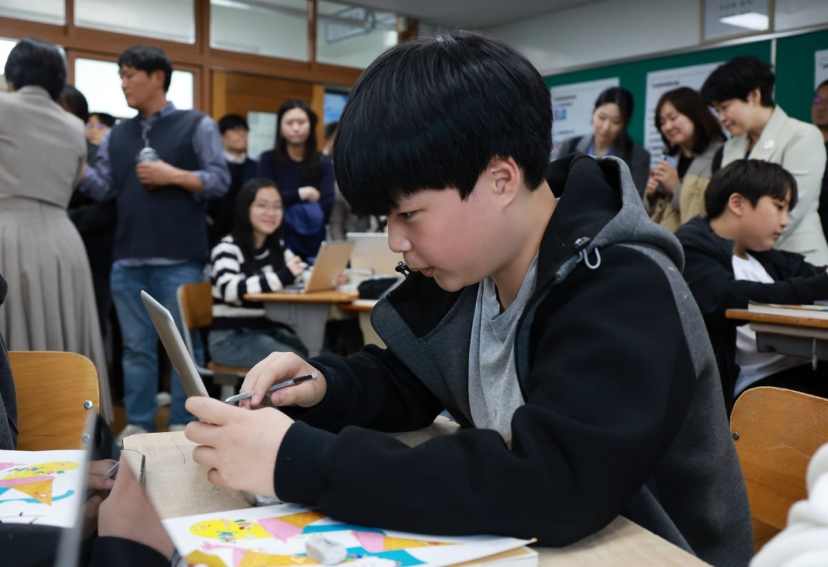 지난 10일 대구 수성구 상동 덕화중 1학년 학생이  AIDT를 활용해 수학 문제를 풀고 있다. 교육부 제공
