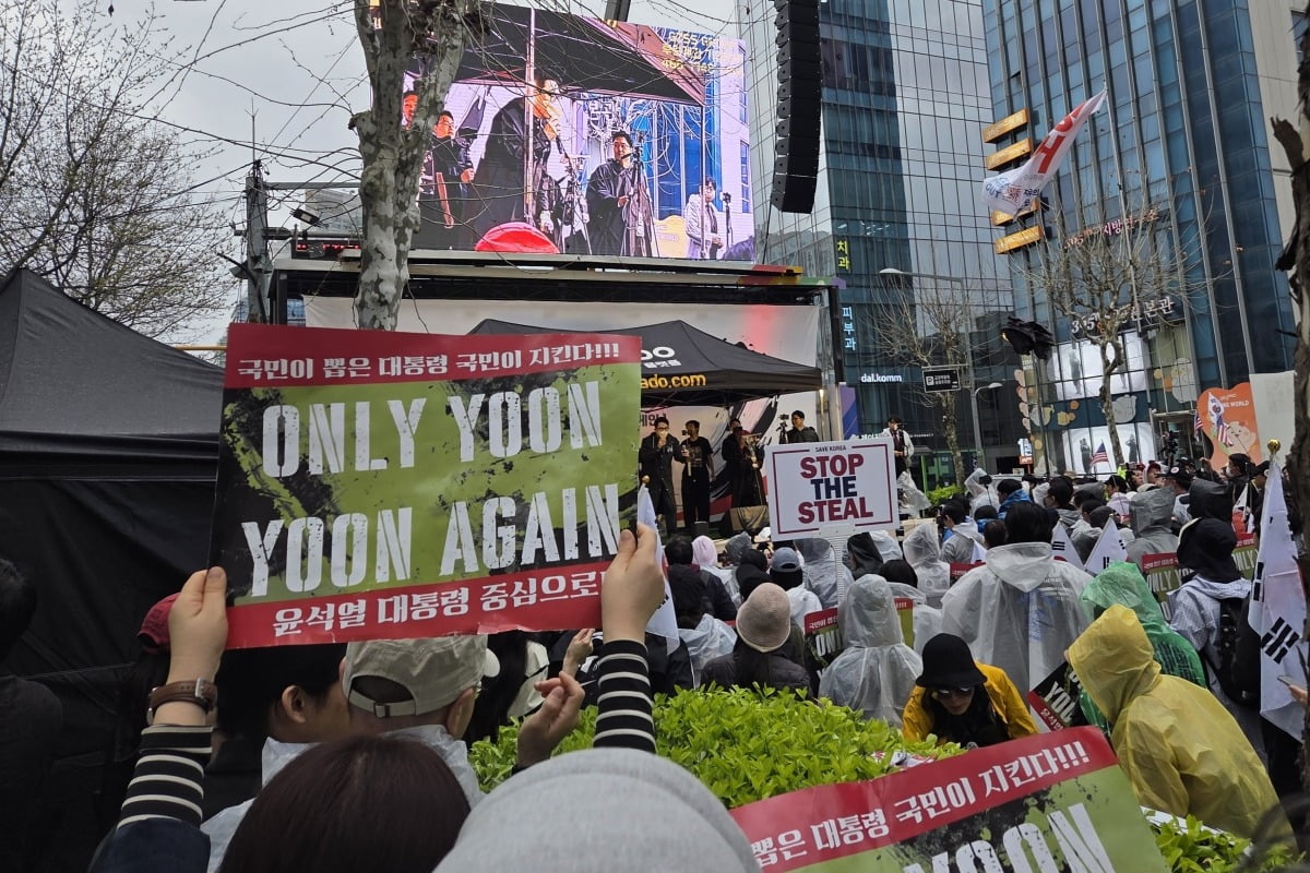 12일 극우 유튜버 안정권씨가 서울 서초동 교대역 인근에서 주최한 집회에 참여한 윤 전 대통령 지지자가 