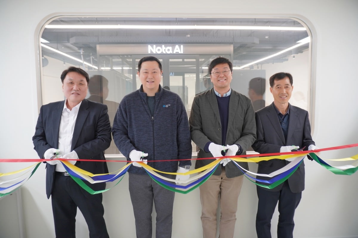 안호 충청남도 산업경제실장(왼쪽 첫 번째)을 비롯한 스타트업 노타 관계자들이 14일 K토토사이트 foreverST 모빌리티연구소에서 토토사이트 forever 컴퓨팅센터 구축 기념 테이프를 커팅하고 있다. 충남도 제공