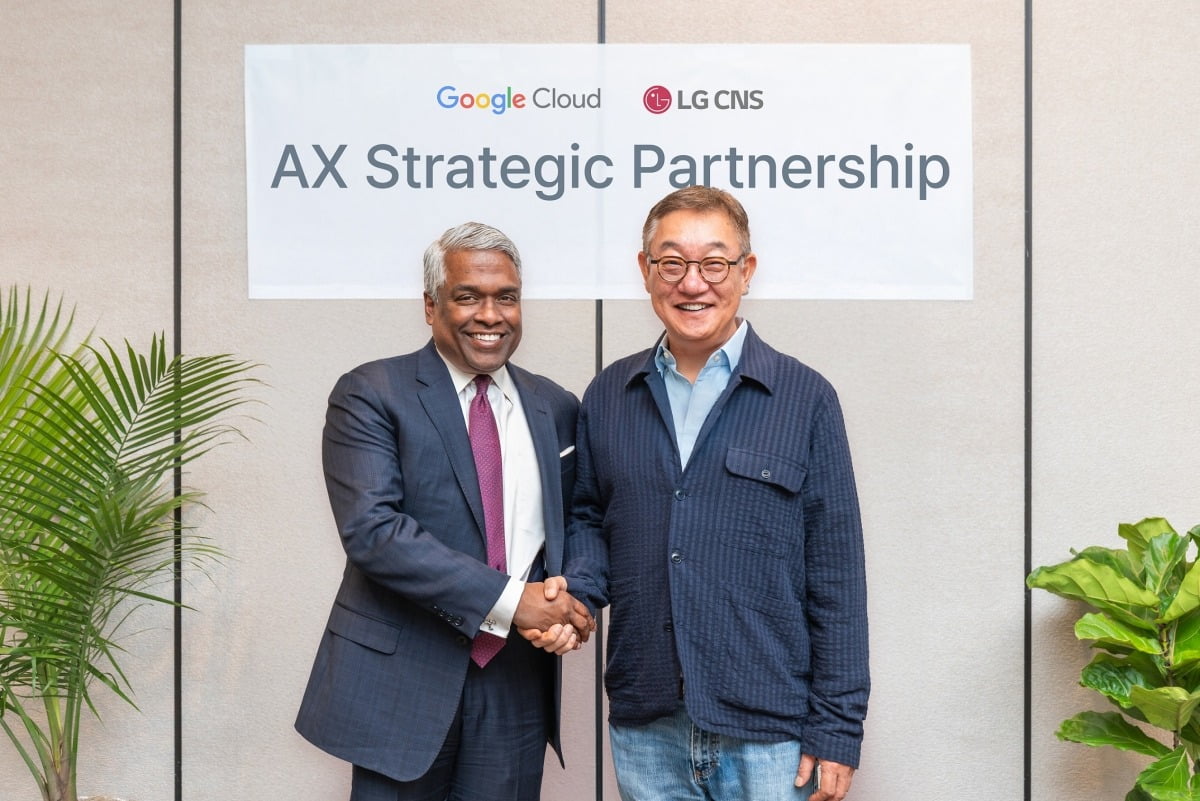  LG CNS CEO 현신균 사장(오른쪽)과 구글 클라우드 CEO 토마스 쿠리안이 아태지역 및 미주지역에서의 클라우드 기반 AX 사업 다각화에 대해 논의하고 있는 모습. /LG CNS 제공