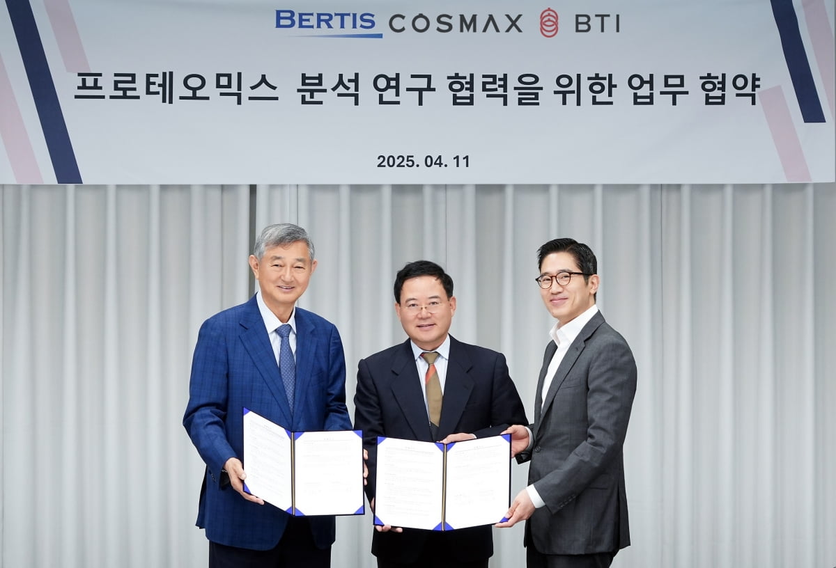 이경수 코스맥스그룹 회장(왼쪽부터), 노동영 베르티스 공동 대표, 한승만 베르티스 공동 대표가 경기 성남 코스맥스 사옥에서 업무협약(MOU)을 지난 11일 체결하고 사진촬영을 하고 있다. 베르티스 제공