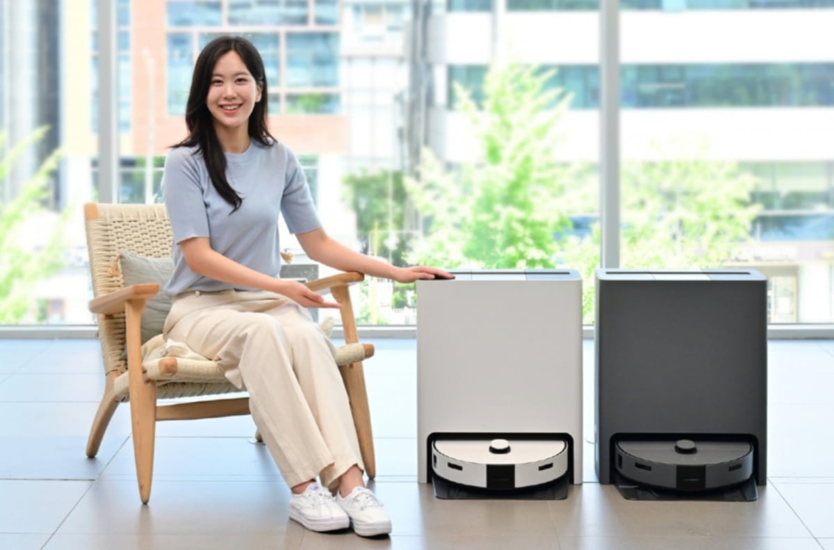 삼성전자 모델이 온라인 전용 로봇청소기 ‘비스포크 스팀’을 소개하고 있다. 사진=삼성전자 제공