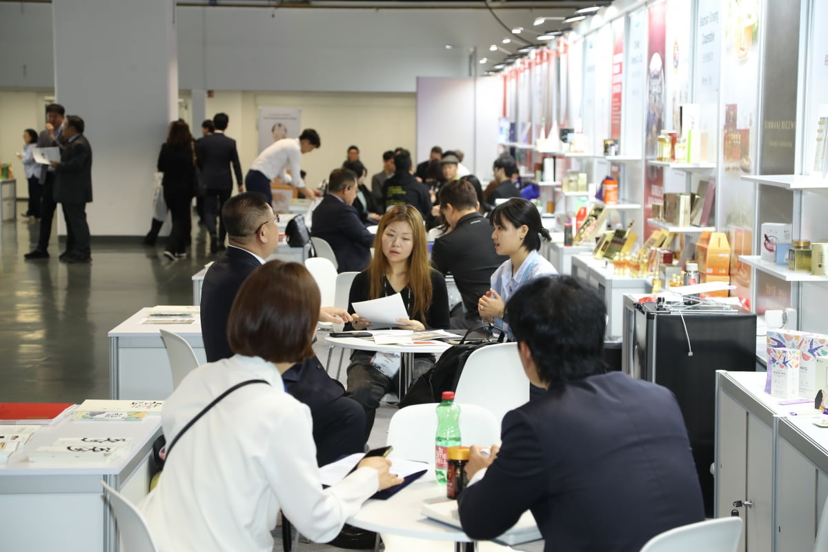 2024년 오스트리아 빈에서 열린 2024 KOREA BUSINESS EXPO에서 국내 기업들이 현지 바이어와 수출 상담을 진행하고 있다. 월드옥타 제공