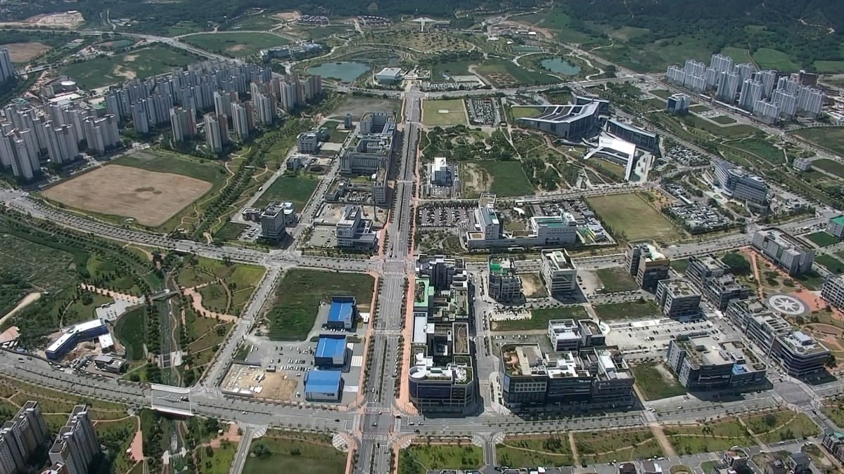 충남 신태일 토토사이트가 공동주택·문화·체육시설 등 정주 여건 개선으로 올해 인구 5만 명 돌파가 가능할 것으로 기대된다. 사진은 충남 신태일 토토사이트 전경. 충남도 제공