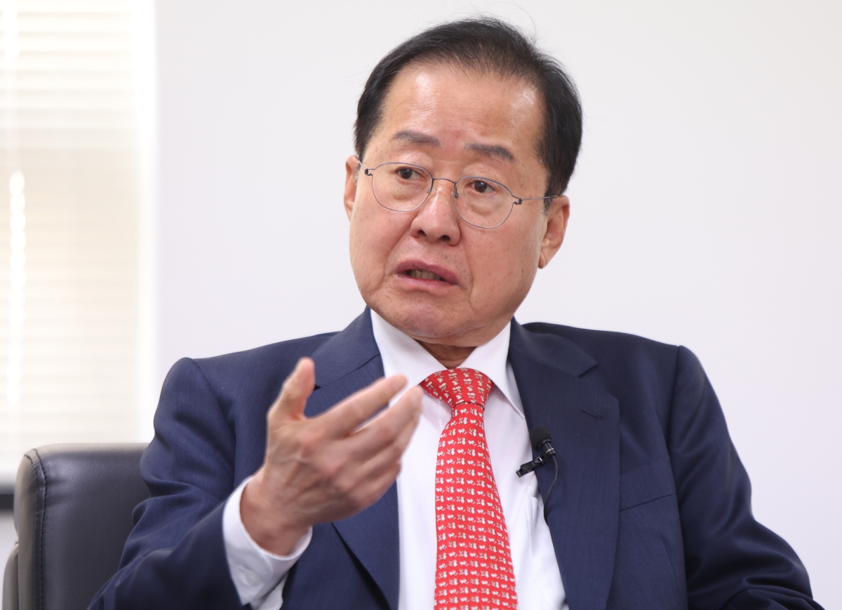 제21대 대통령선거에 출마하는 홍준표 전 대구시장이 16일 서울 여의도 대하빌딩에서 한국경제신문과 인터뷰 하고 있다. /김범준 기자