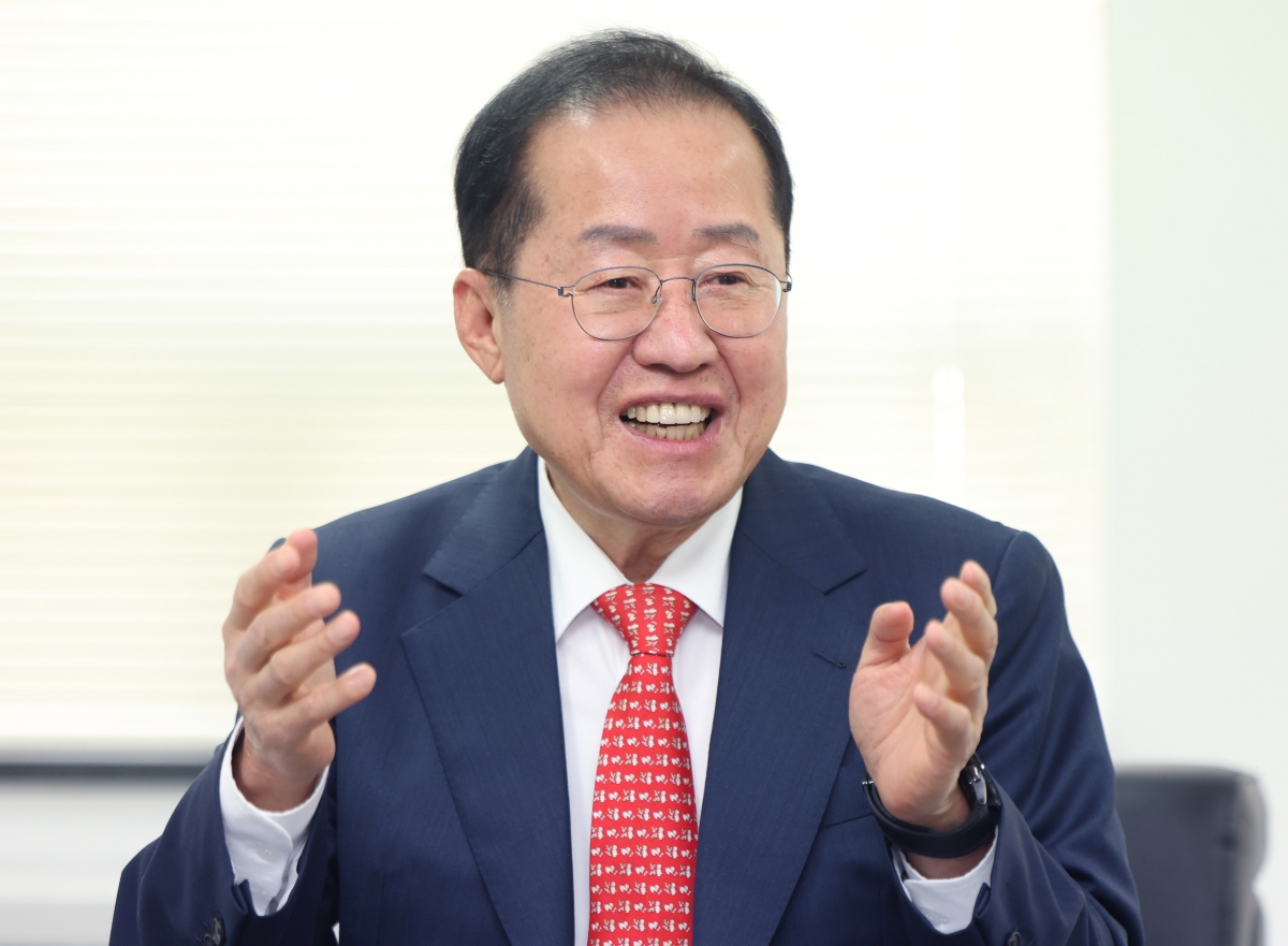 제21대 대통령선거에 출마하는 홍준표 전 대구시장이 16일 서울 여의도 대하빌딩에서 한국경제신문과 인터뷰 하고 있다. /김범준 기자
