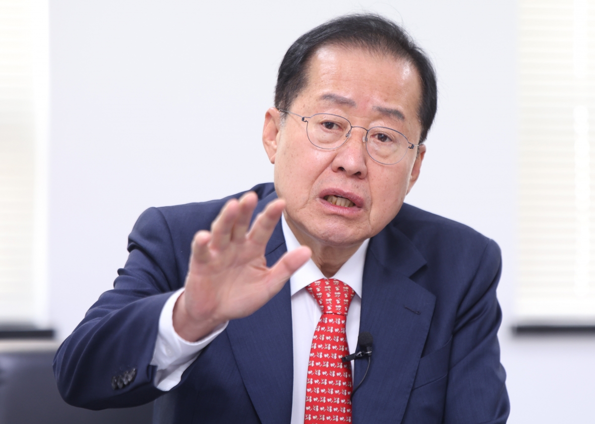 제21대 대통령선거에 출마하는 홍준표 전 대구시장이 16일 서울 여의도 대하빌딩에서 한국경제신문과 인터뷰 하고 있다. /김범준 기자
