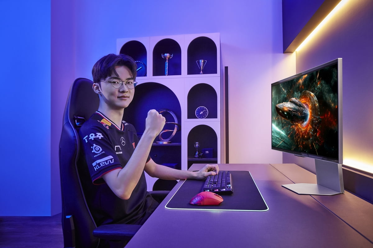 T1 페이커 선수가 '오디세이 OLED G8'을 체험하고 있다. 사진=삼성전자 제공