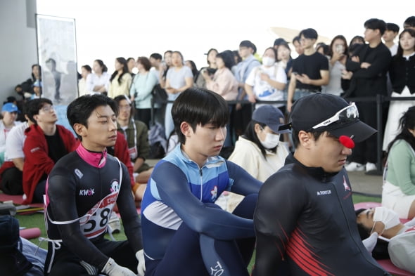 지난해 열린 '한강 멍때리기 대회'에서 시민들이 저마다의 '멍 때리는 재능'을 뽐내고 있다. /사진=서울시