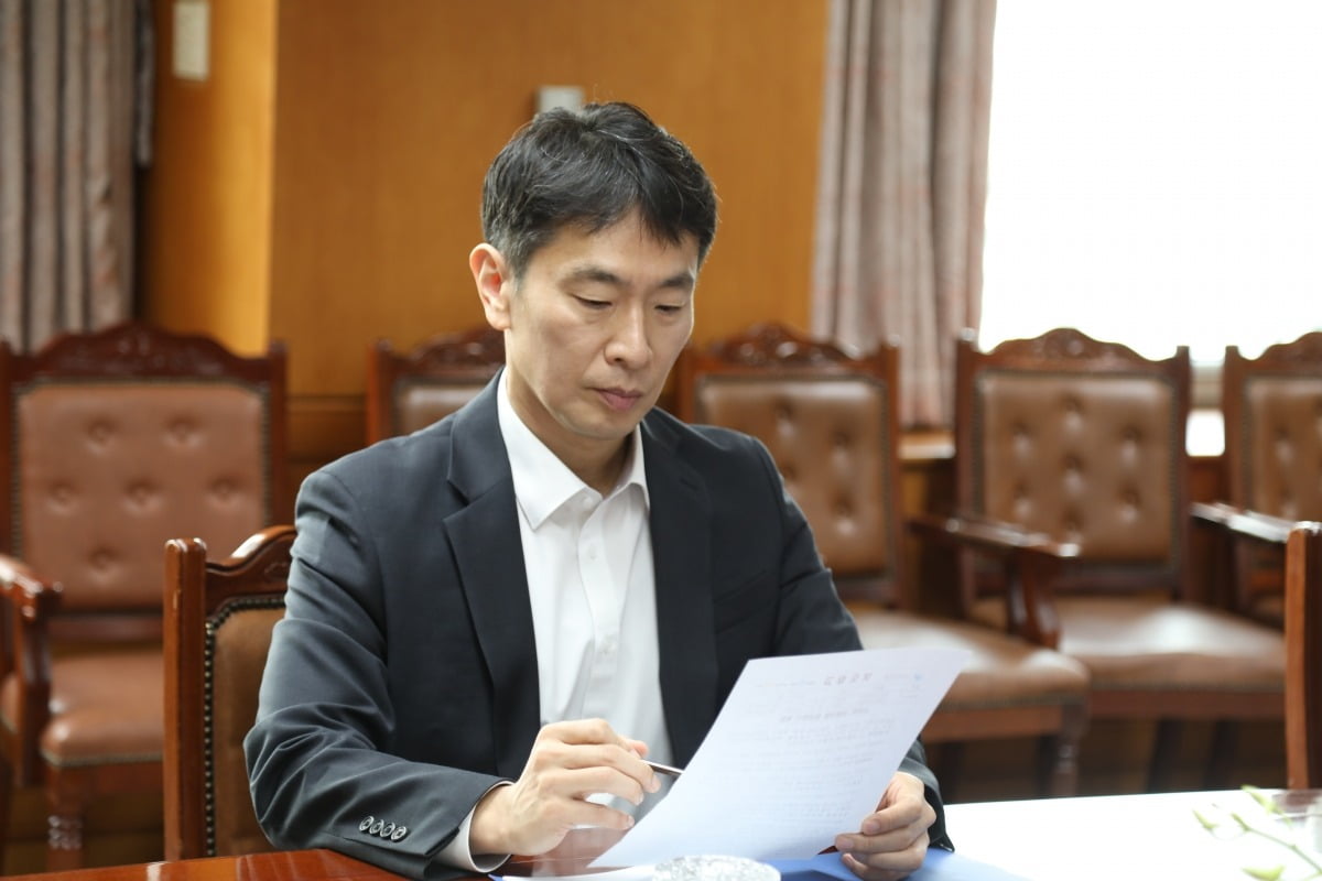 이복현 금융감독원장은 17일 한국은행의 기준금리 동결 후 임원들과 금융상황 점검회의를 개최하고 관세 영향과 금융시장 동향을 점검했다. /금감원 제공